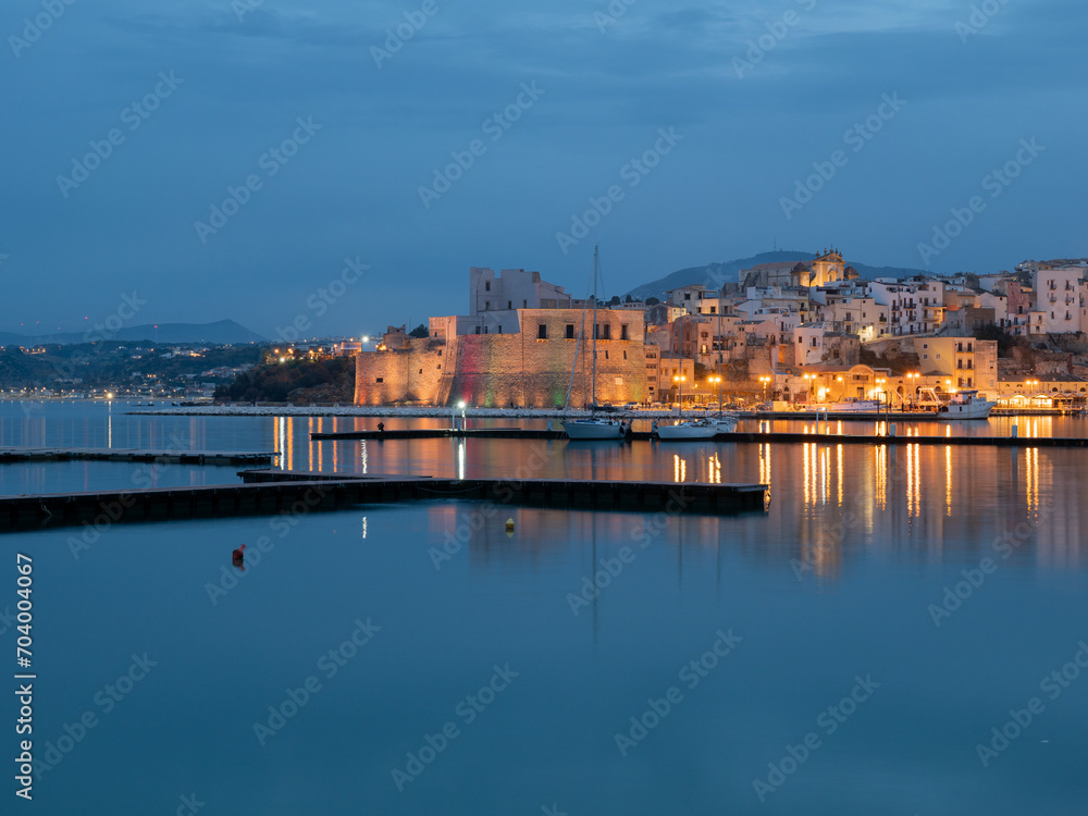 Il porto di Castellammare, con il suo castello, dopo il tramonto.