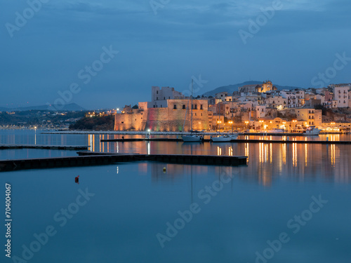 Il porto di Castellammare  con il suo castello  dopo il tramonto.