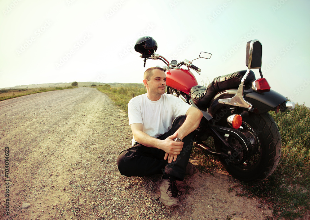 Obraz premium Biker on the country road