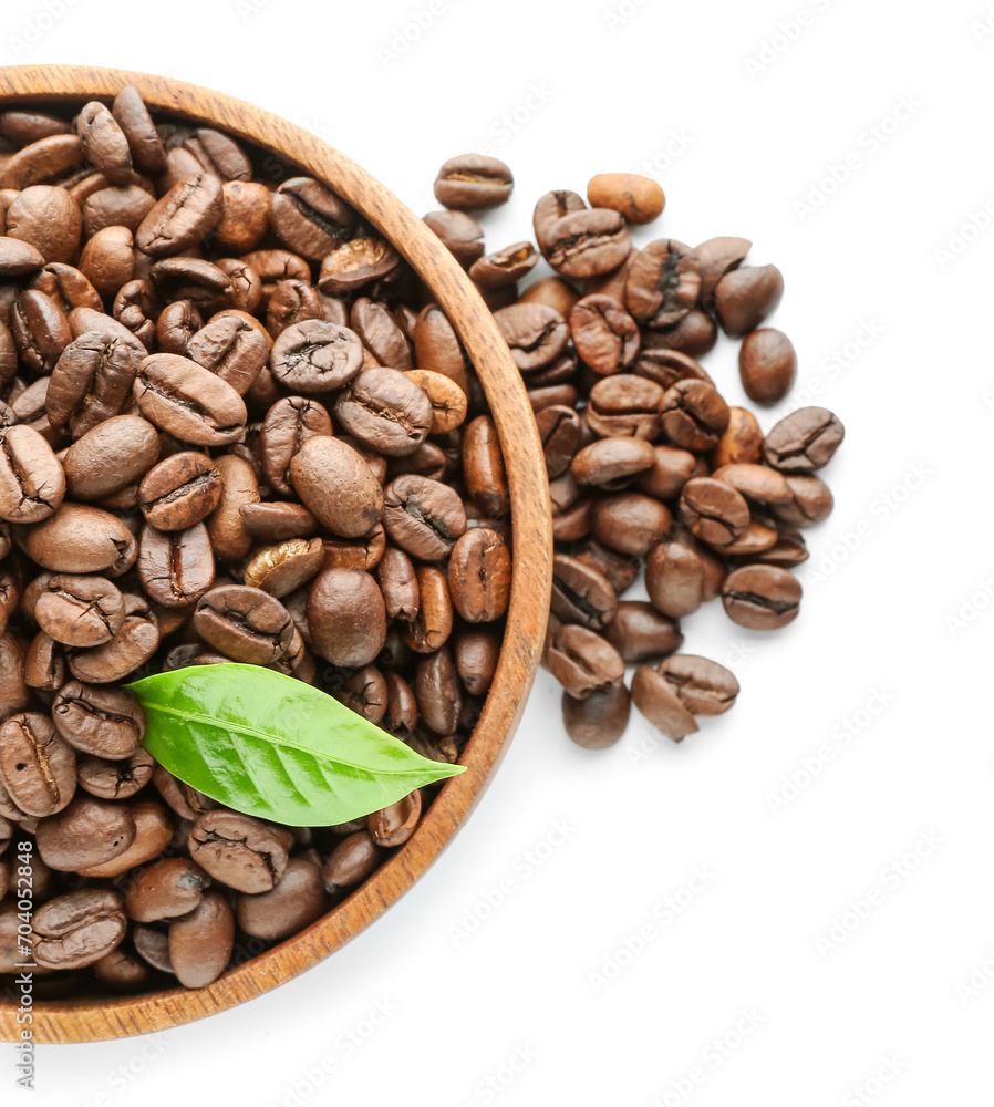 Fototapeta premium Bowl with coffee beans on white background