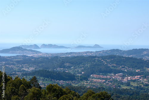 The road from Tuy to Gondomar has a spectacular viewpoint where we can see this beautiful panorama of the Cies Islands and the R  a de Vigo