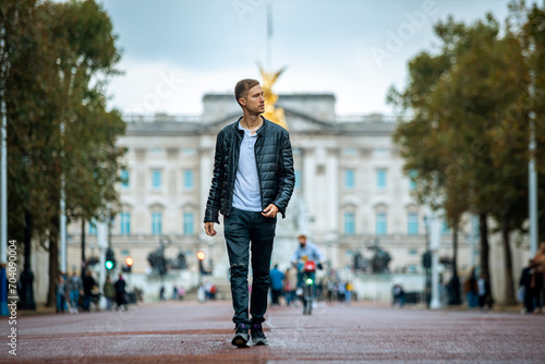 Canvas Print casual man exploring the majestic surroundings of buckingham palace on a cloudy