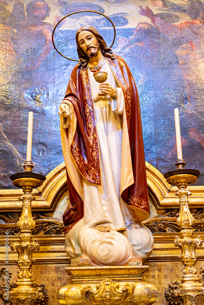 Obraz premium statue of sacred art in the interior of the Basilica of the martires, church of the santissimo sacramento, Lisbon.