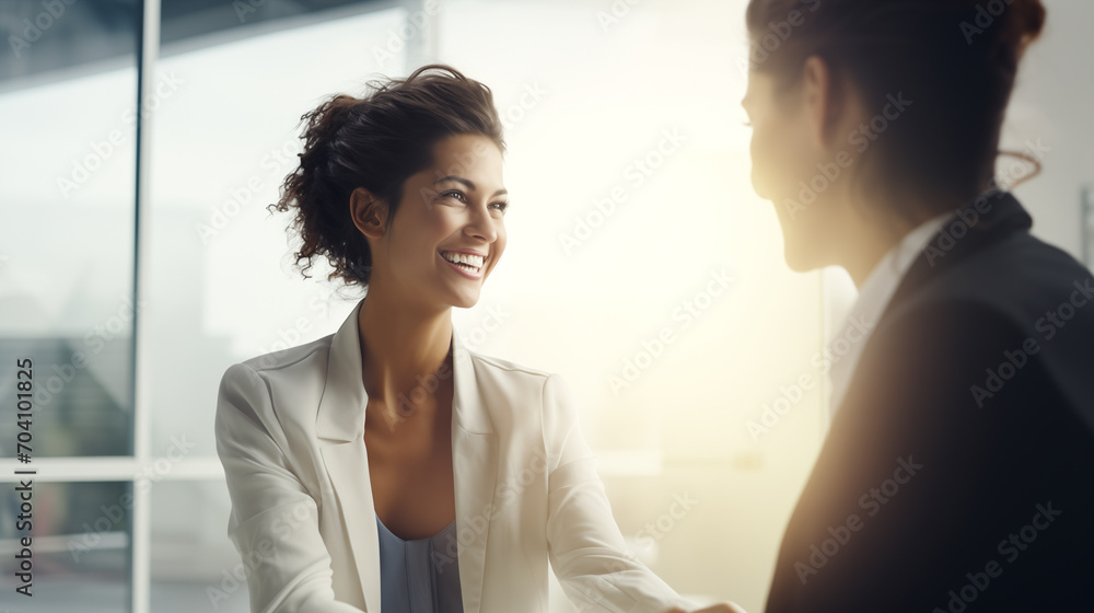 Bella donna sorridente in un moderno ufficio con abito elegante incontra un cliente e le stringe la mano Bella donna sorridente in un moderno ufficio con abito elegante incontra un cliente e le stringe la mano