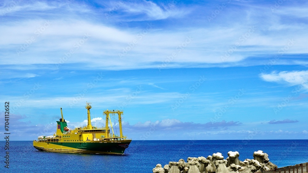 Naklejka premium 三宅島に入港する東海汽船 橘丸