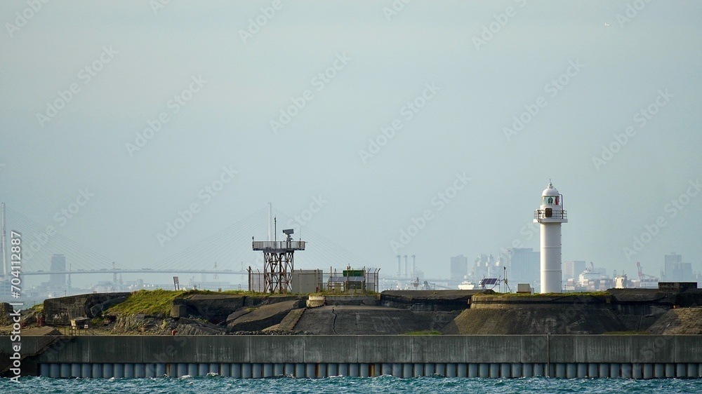Fototapeta premium 東京湾に浮かぶ人工島である第二海堡の望遠写真