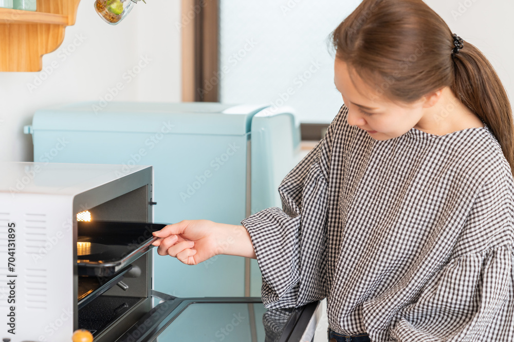 オーブンを使う女性 オーブンを使う女性