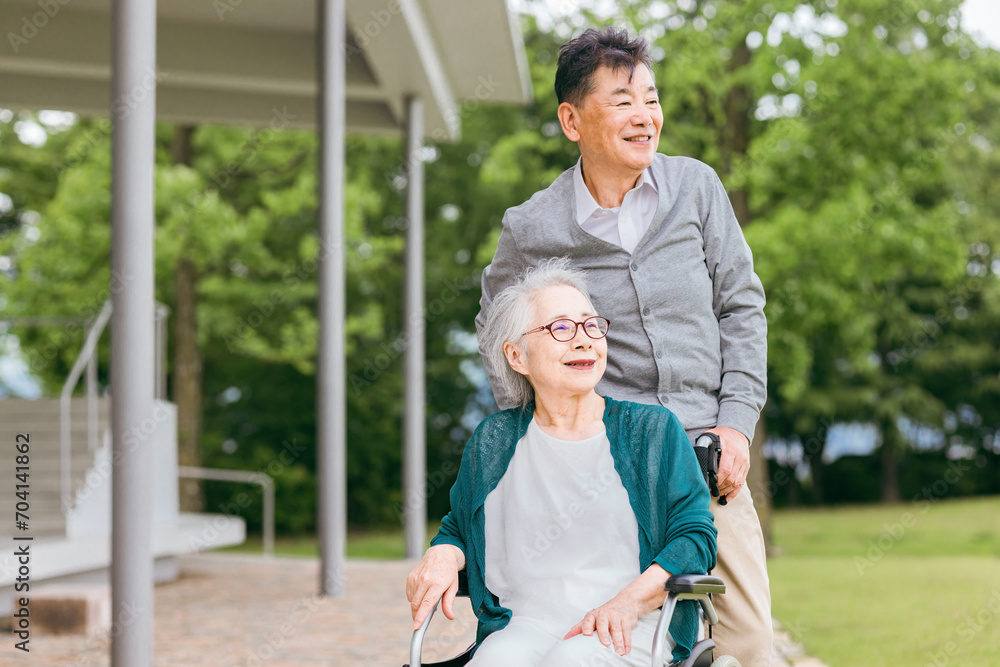 高齢者夫婦・シニア・老老介護・障がい者のイメージ StockFoto Adobe Stock