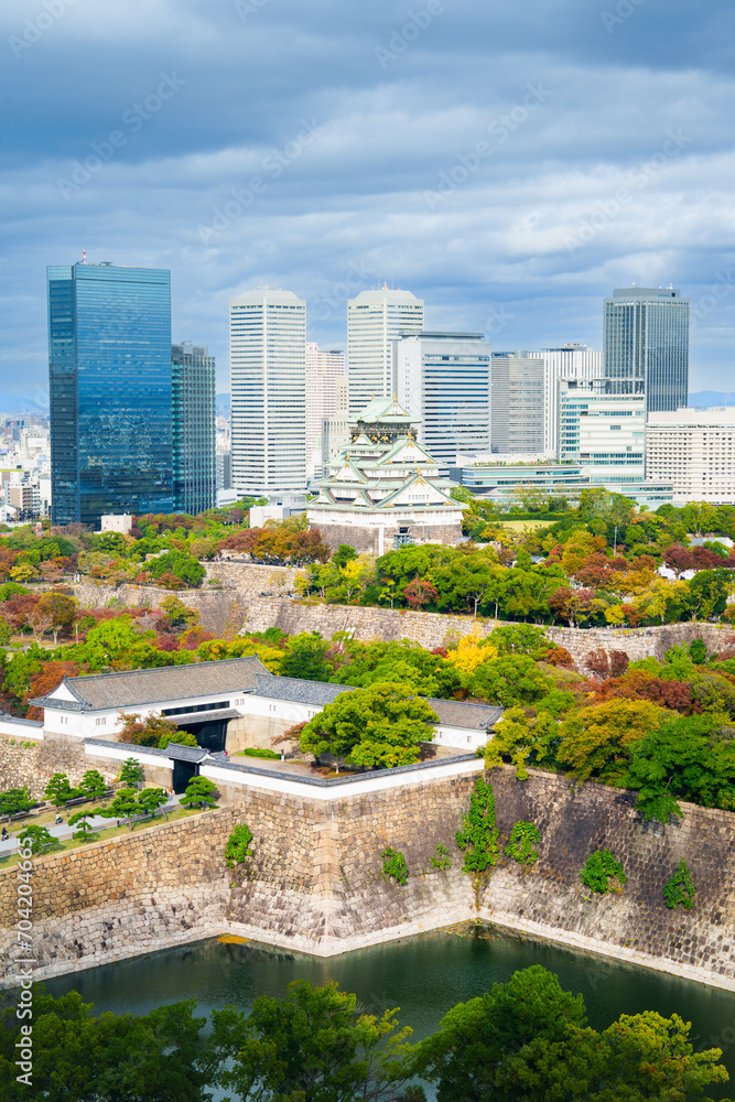 Fototapeta premium Osaka Castle, Landscape view of osaka castle museum at sunset sky in Autumn, Osaka, Japan.