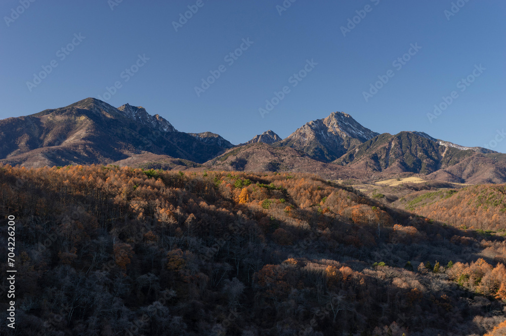 Obraz premium 名残の秋色に染まる初冬の川俣川渓谷と八ヶ岳