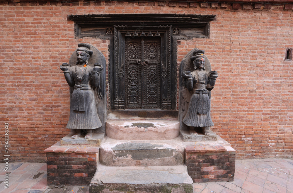 Obraz premium a woman sculpture next to Taleju Bhawani temple in kathmandu, nepal