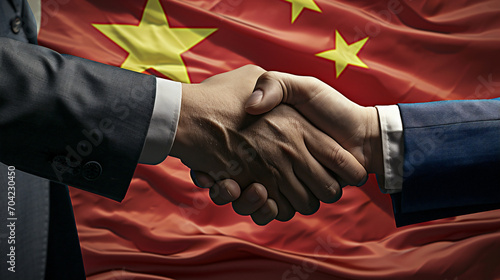 中国国旗の前で握手する様子