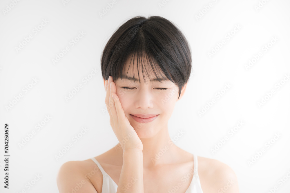 顔に手をあてて微笑む女性 目を閉じる 顔に手をあてて微笑む女性 目を閉じる