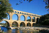Pont du Gard sur le Gardon, aqueduc romain, pont romain, arches,, collines, arbres architecture antique, Artenseo, pierre calcaire génie civil romain Occitanie Languedoc, Occitanie