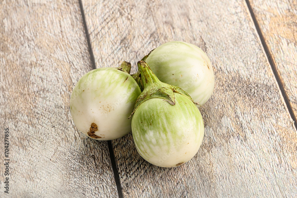 Obraz premium Raw green round eggplant vegetable