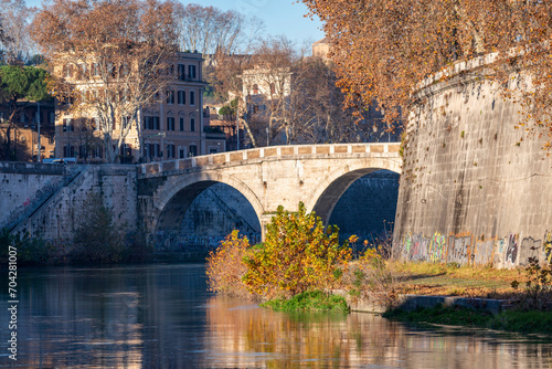 Pont à arches sur le Tibre à Rome en automne