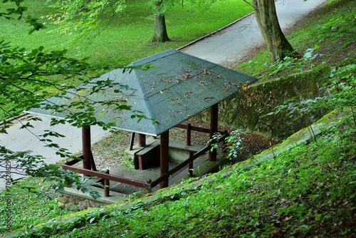 Obraz na płótnie A view of a wooden shelter for tourists on a hiking trail w salonie