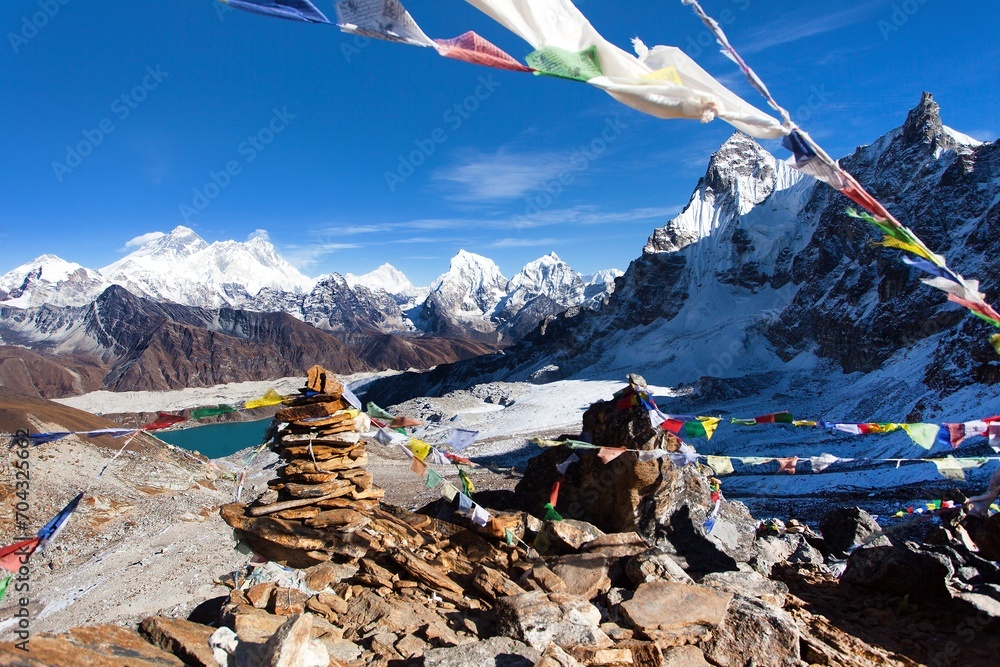 Mount Everest, Lhotse, Makalu, buddhist prayer flags - obrazy, fototapety, plakaty 
