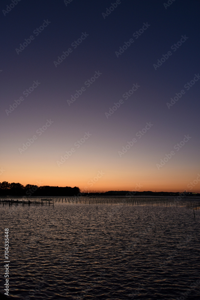 浜名湖の夕日と海苔養殖場
