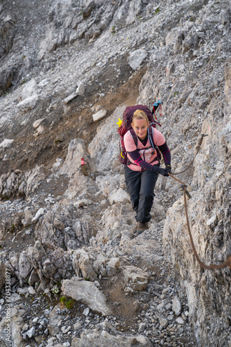 überetze ins englsiche: Eine Wanderin bei der Alpenüberquerung auf dem Weg von der Memminger Hütte zur Seescharte in den Lechtaler Alpen. © PietFoto