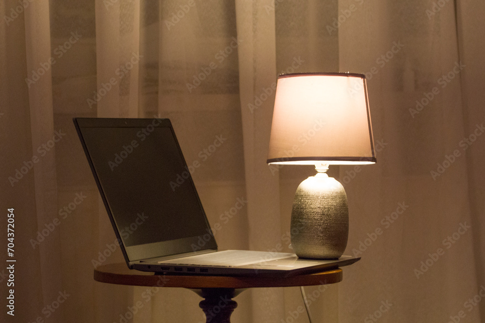 Noc, praca za laptopem, lampa, światło. - obrazy, fototapety, plakaty 
