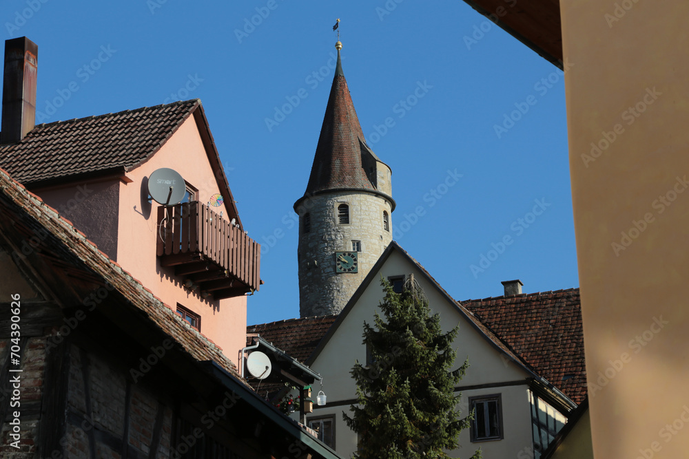 Stadtansicht von Kirchberg an der Jagst im Herbst und Blauen Himmel