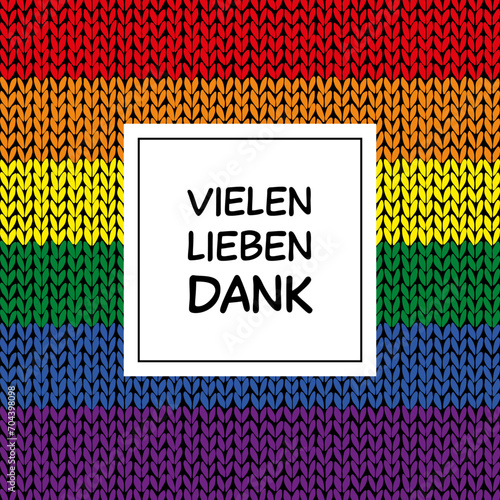 Vielen lieben Dank - Schriftzug in deutscher Sprache. Quadratische Dankeskarte mit gestricktem Hintergrund in Regenbogenfarben