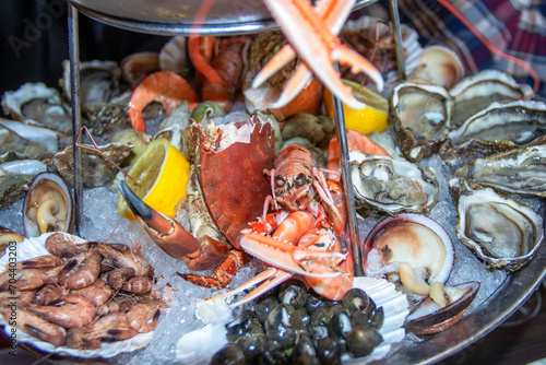 Plateau de fruits de mer avec huîtres, langoustines, crabes, palourdes, crevettes roses, bulots , crabes, crevettes grises photo