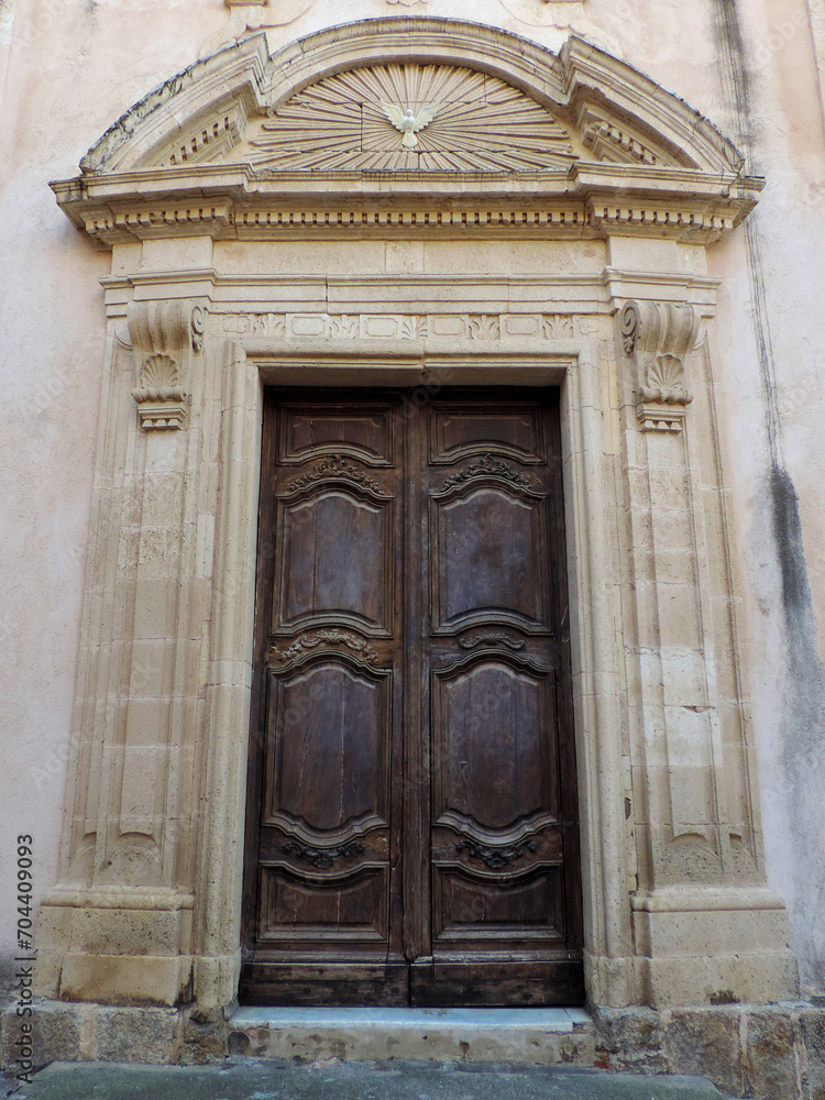 Portón de madera de una iglesia
