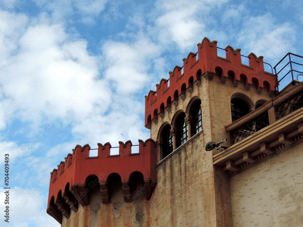 Parte superior de un castillo con techo rojo