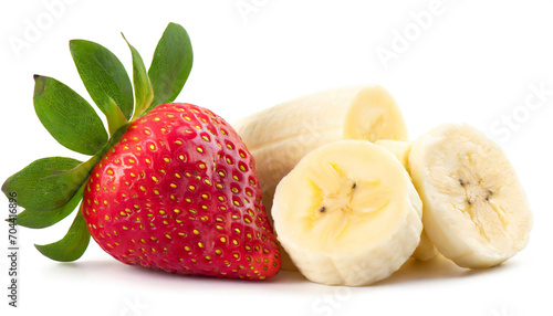 Erdbeeren und bananen stücke isoliert auf weißen Hintergrund, Freisteller  photo
