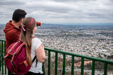 Dos turistas admirando la ciudad de Salta desde el mirador del Cerro San Bernardo