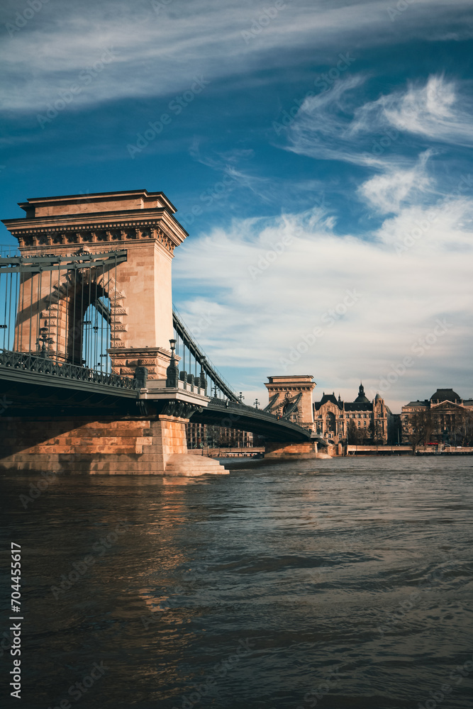 Obraz premium chain bridge city