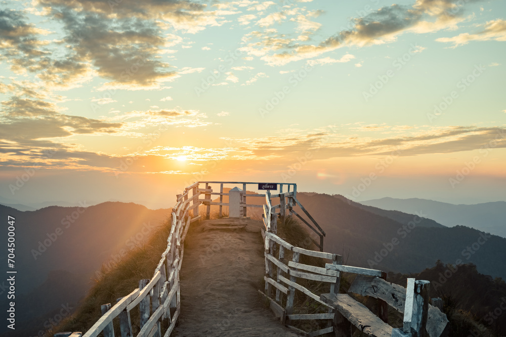 Obraz premium Sunrise, morning fog and the mountain