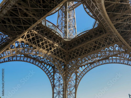 metallic structure of the Eiffel tower © David