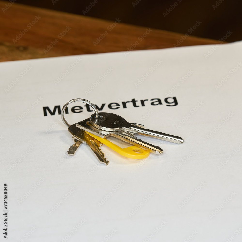 Fototapeta premium Schlüssel und deutscher Mietvertrag für eine neue Wohnung liegen auf einem Tisch