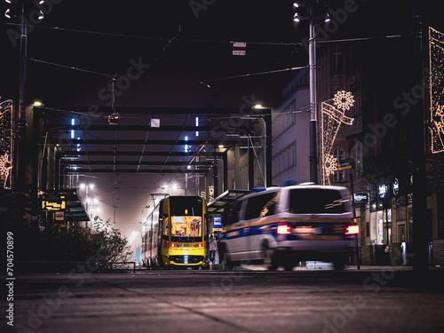 Nocny krajobraz miejski - Katowice, przystanek tramwajowy © Anna Korpak