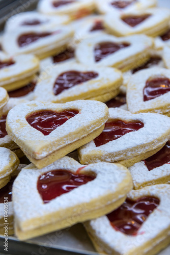 Galletas de Navidad con mermelada, estilo alemán photo