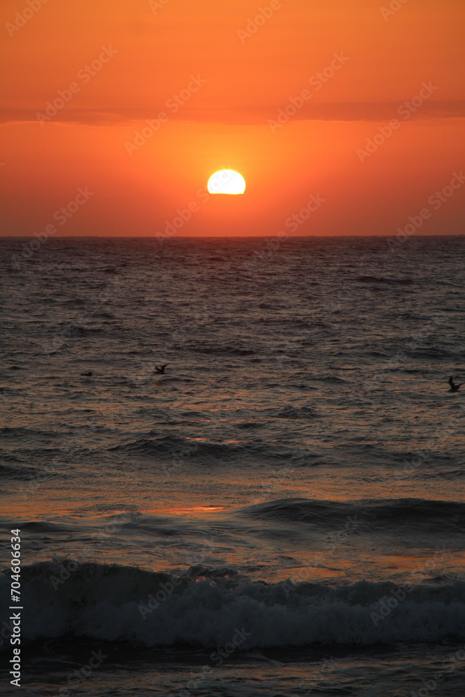 No hay día que el océano pacífico no nos regale un ocaso que nos queda guardado en la retina cuando el sol se funde con el horizonte se convierte en el espectáculo eterno que dura segundos.