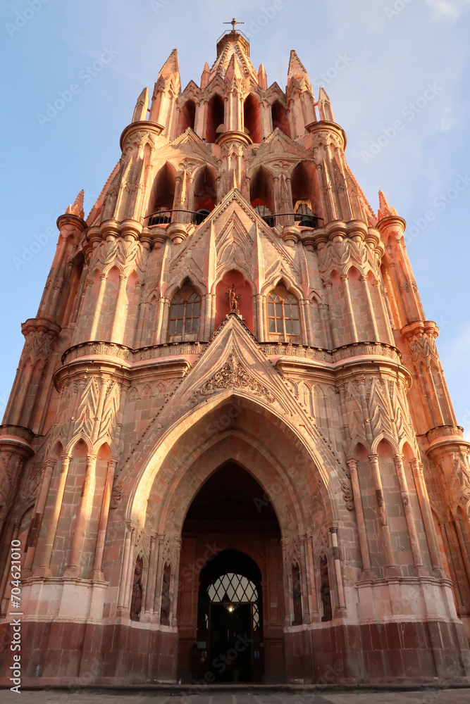Obraz premium The fascinating front facade of the church/cathedral Parroquia de San Miguel Arcangel in San Miguel de Allende, Mexico 2022