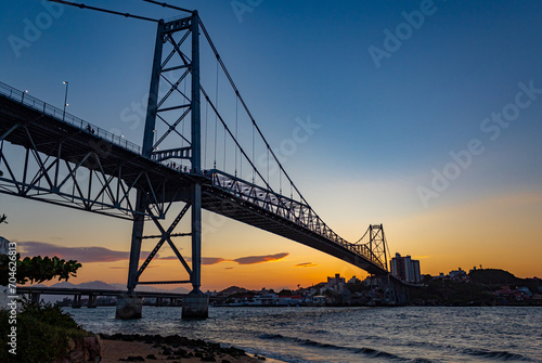 pôr-do-sol e a Ponte pênsil Hercílio Luz de Florianópolis SC Brasil Florianopolis 