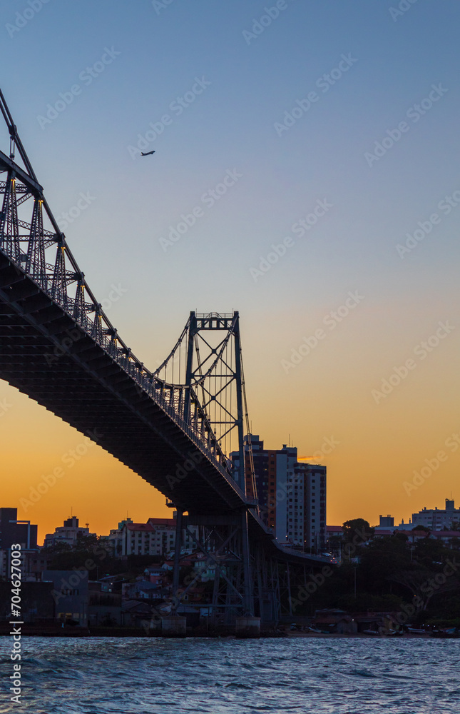 Naklejka premium avião e o pôr-do-sol Ponte Hercílio Luz de Florianópolis SC Brasil Florianopolis