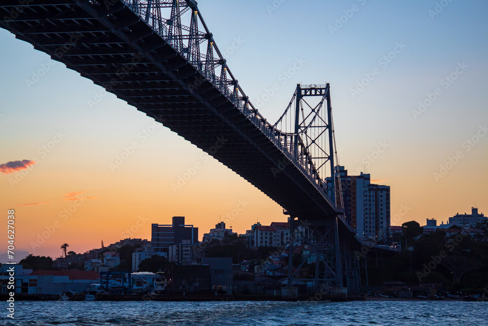 Obraz premium no horizonte o pôr-do-sol e a Ponte Hercílio Luz de Florianópolis SC Brasil Florianopolis