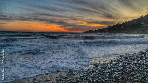 Un bel tramonto sul mar ligure al confine con Mentone, tra Italia e Francia