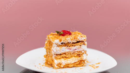 Foto Close-up of a delicious puff pastry dessert with a strawberry on top, copyspace