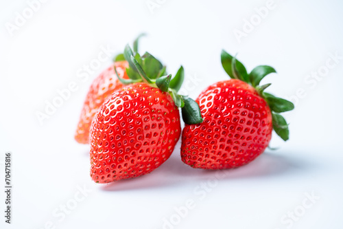 Wallpaper Mural 白い背景｜いちご3粒 Torontodigital.ca