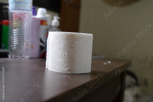 Papel higiênico branco em cima da mesa de madeira, rolo de papel higiênico 