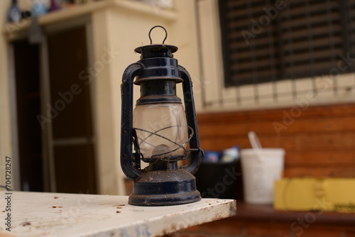 Lampião antigo, sujo no quintal, lampião azul, Lampião velho photo
