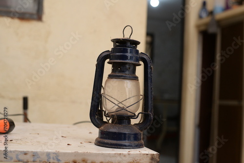 Lampião antigo, sujo no quintal, lampião azul, Lampião velho photo