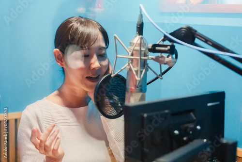 Canvastavla 歌の収録をする若い女性